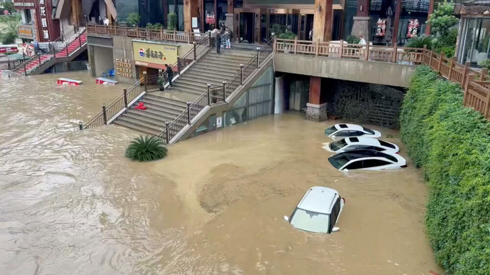 <p>Državna televizija CCTV javila je danas da je pet osoba poginulo a 11 se vodi kao nestalo u okrugu Šimen u provinciji Hunan u centralnoj Kini poslije jakih kiša koje su pogodile tu oblast</p>