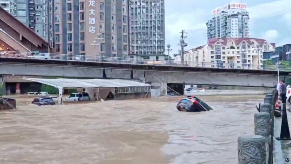 <p>Državna televizija CCTV javila je danas da je pet osoba poginulo a 11 se vodi kao nestalo u okrugu Šimen u provinciji Hunan u centralnoj Kini poslije jakih kiša koje su pogodile tu oblast</p>