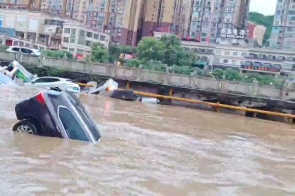 Jake kiše i poplave u Kini: Život izgubilo najmanje 12 ljudi