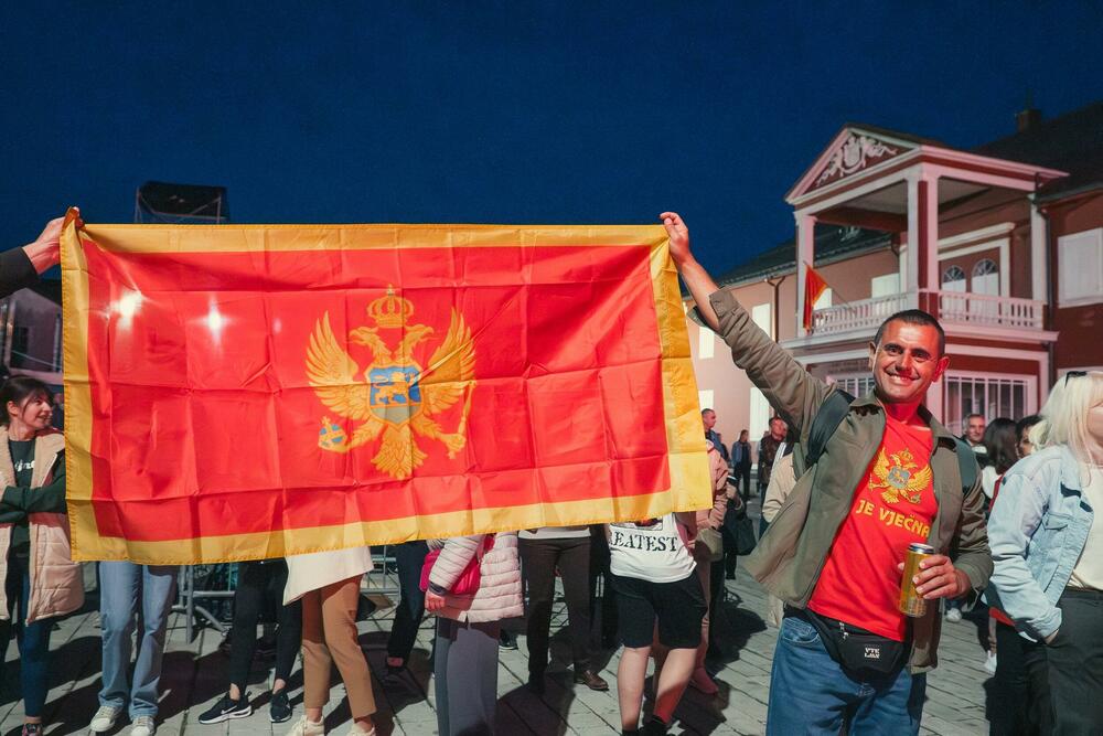 <p> </p>  <p>Dan nezavisnosti Crne Gore i veliki jubilej, 20 godina od obnove crnogorske nezavisnosti ponosno i emotivno dočekan na Cetinju. Kao istorijska Prijestonica Crne Gore i grad koji je kroz vjekove bio simbol slobode, državnosti i očuvanja crnogorskog identiteta, Cetinje je sa punom posvećenošću pristupilo obilježavanju 20 godina od obnove nezavisnosti. U godini jubileja pripremljen je sveobuhvatan program sa brojnim kulturnim, umjetničkim i obrazovnim sadržajima</p>