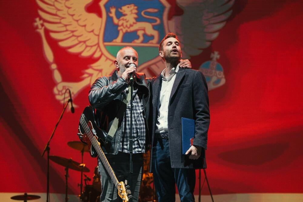 <p> </p>  <p>Dan nezavisnosti Crne Gore i veliki jubilej, 20 godina od obnove crnogorske nezavisnosti ponosno i emotivno dočekan na Cetinju. Kao istorijska Prijestonica Crne Gore i grad koji je kroz vjekove bio simbol slobode, državnosti i očuvanja crnogorskog identiteta, Cetinje je sa punom posvećenošću pristupilo obilježavanju 20 godina od obnove nezavisnosti. U godini jubileja pripremljen je sveobuhvatan program sa brojnim kulturnim, umjetničkim i obrazovnim sadržajima</p>