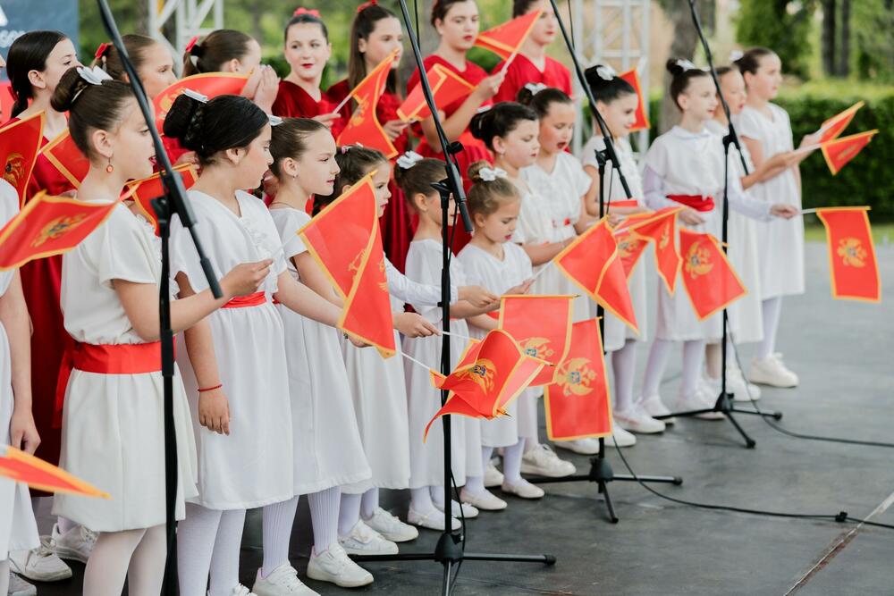 <p> </p>  <p>Dan nezavisnosti Crne Gore i veliki jubilej, 20 godina od obnove crnogorske nezavisnosti ponosno i emotivno dočekan na Cetinju. Kao istorijska Prijestonica Crne Gore i grad koji je kroz vjekove bio simbol slobode, državnosti i očuvanja crnogorskog identiteta, Cetinje je sa punom posvećenošću pristupilo obilježavanju 20 godina od obnove nezavisnosti. U godini jubileja pripremljen je sveobuhvatan program sa brojnim kulturnim, umjetničkim i obrazovnim sadržajima</p>