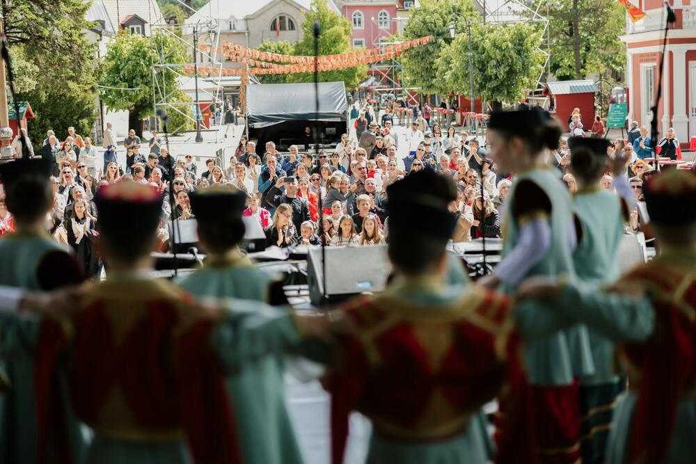 <p> </p>  <p>Dan nezavisnosti Crne Gore i veliki jubilej, 20 godina od obnove crnogorske nezavisnosti ponosno i emotivno dočekan na Cetinju. Kao istorijska Prijestonica Crne Gore i grad koji je kroz vjekove bio simbol slobode, državnosti i očuvanja crnogorskog identiteta, Cetinje je sa punom posvećenošću pristupilo obilježavanju 20 godina od obnove nezavisnosti. U godini jubileja pripremljen je sveobuhvatan program sa brojnim kulturnim, umjetničkim i obrazovnim sadržajima</p>
