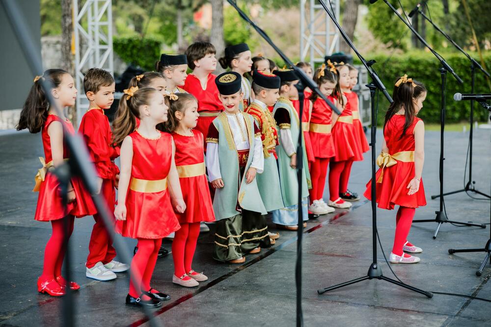 <p> </p>  <p>Dan nezavisnosti Crne Gore i veliki jubilej, 20 godina od obnove crnogorske nezavisnosti ponosno i emotivno dočekan na Cetinju. Kao istorijska Prijestonica Crne Gore i grad koji je kroz vjekove bio simbol slobode, državnosti i očuvanja crnogorskog identiteta, Cetinje je sa punom posvećenošću pristupilo obilježavanju 20 godina od obnove nezavisnosti. U godini jubileja pripremljen je sveobuhvatan program sa brojnim kulturnim, umjetničkim i obrazovnim sadržajima</p>