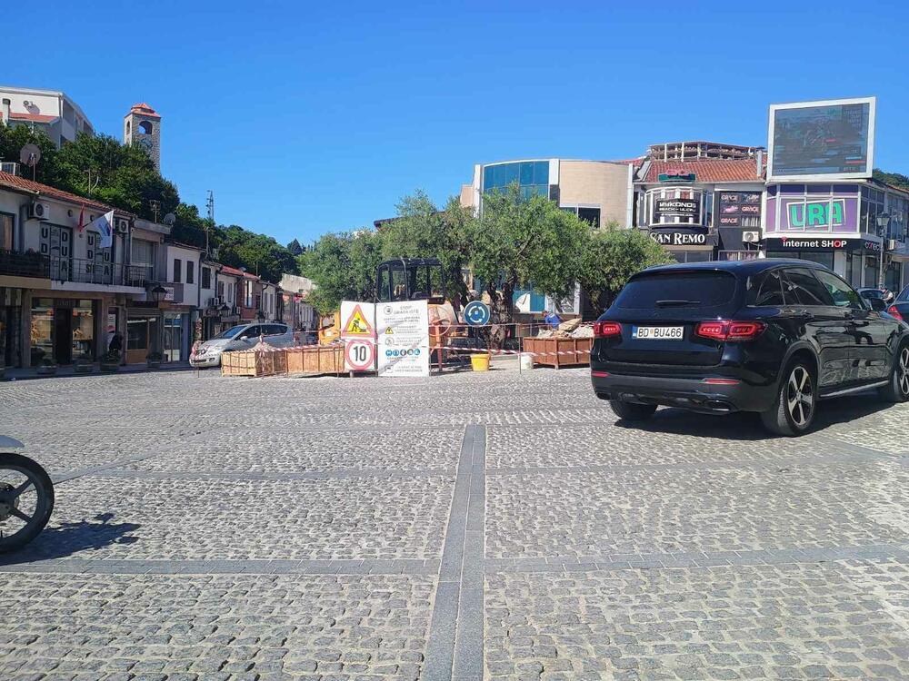 <p>Radovi u blizini Ploče su završeni ali i taj dio ulice, prema svemu sudeći, ostaće neasfaltiran i za praznik - Dan nezavisnosti Crne Gore koji se obilježava 21. maja</p>