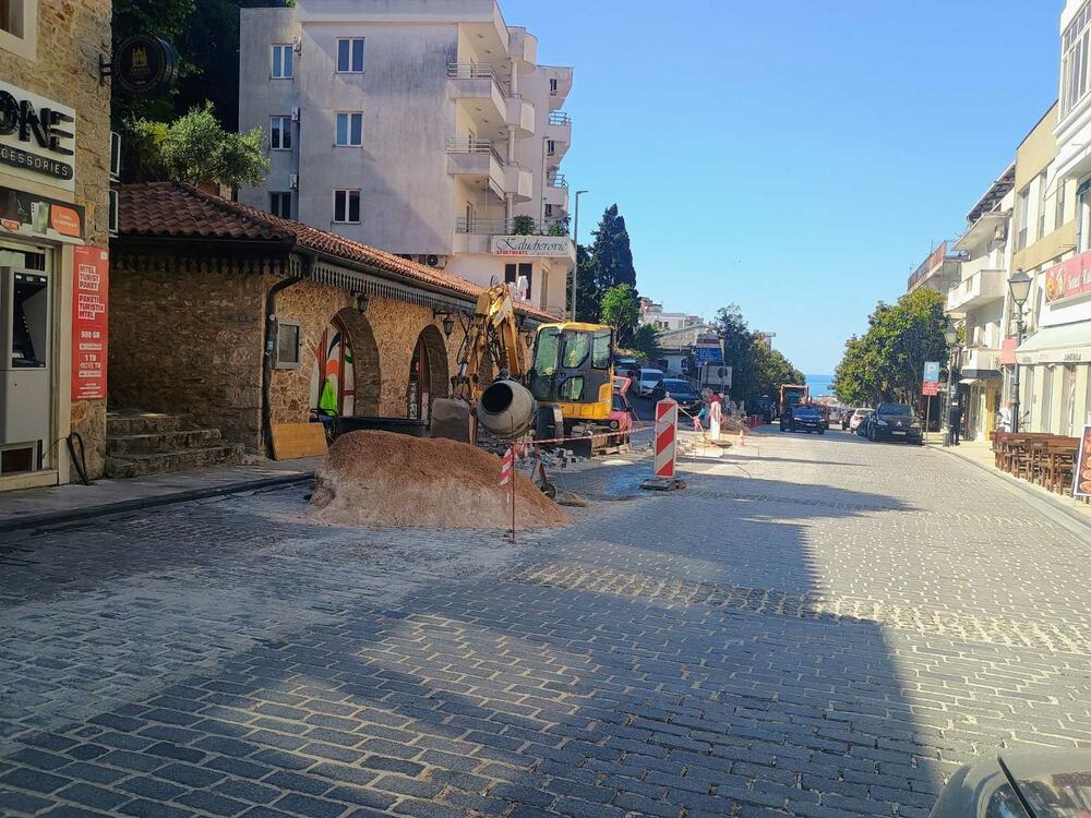 <p>Radovi u blizini Ploče su završeni ali i taj dio ulice, prema svemu sudeći, ostaće neasfaltiran i za praznik - Dan nezavisnosti Crne Gore koji se obilježava 21. maja</p>