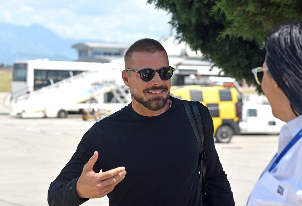 <p>Prve fotografije popularnog pjevača objavljene su na Facebook profilu podgoričkog aerodroma</p>