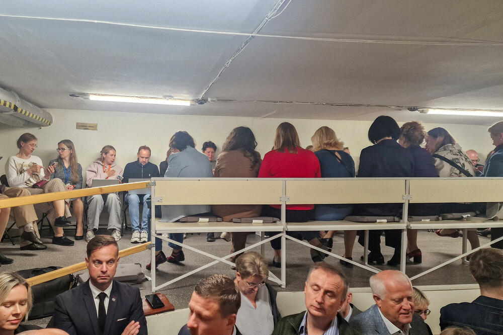 Iz skloništa u zgradi litvanskog parlamenta nakon upozorenja na vazdušnu opasnost, Foto: Reuters