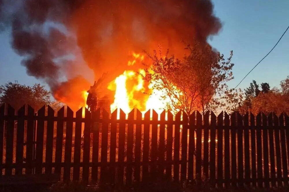 Kuća u plamenu nakon napada ukrajinskog drona u regionu Moskve, Foto: REUTERS