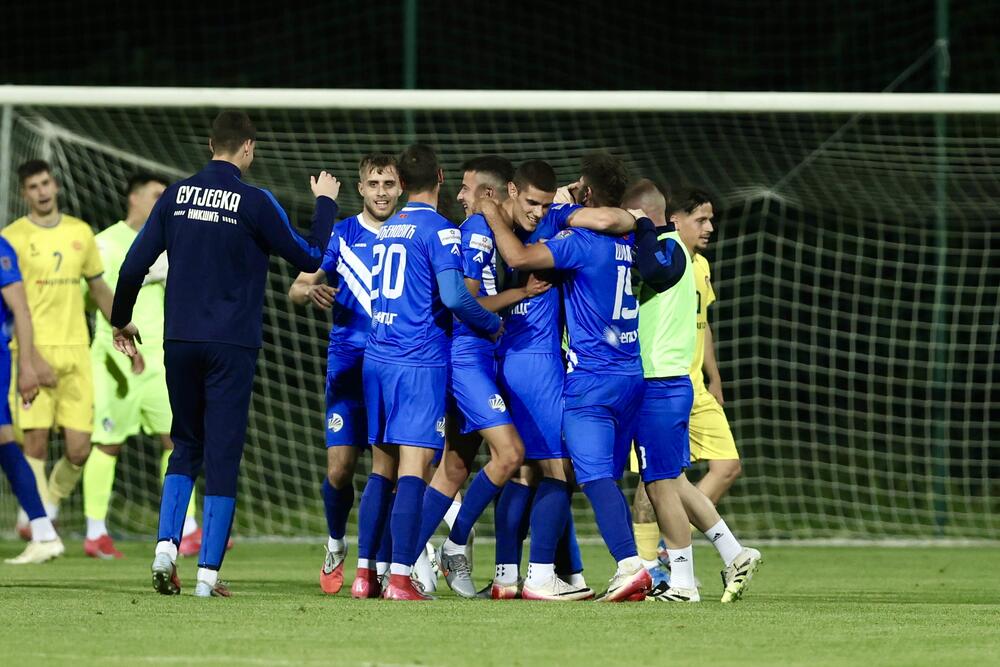 <p>Fudbaleri Sutjeske su stigli do šeste titule prvaka Crne Gore u istoriji.</p>  <p>Nikšićani su večeras u Danilovgradu savladali Mladost Lob.bet 1:0 pa kolo prije kraja imaju šest bodova više od drugoplasiranog Mornara.</p>  <p>Jedini strijelac na "Stadionu braće Velašević" bio je Andrija Ražnatović koji je postigao deveti gol u šampionatu ove sezone.</p>