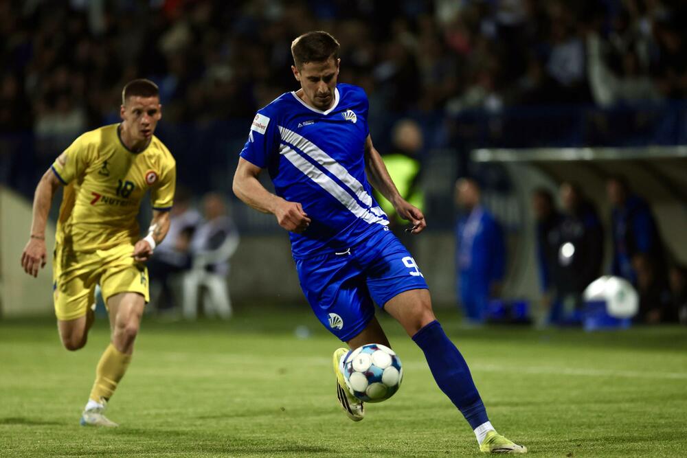 <p>Fudbaleri Sutjeske su stigli do šeste titule prvaka Crne Gore u istoriji.</p>  <p>Nikšićani su večeras u Danilovgradu savladali Mladost Lob.bet 1:0 pa kolo prije kraja imaju šest bodova više od drugoplasiranog Mornara.</p>  <p>Jedini strijelac na "Stadionu braće Velašević" bio je Andrija Ražnatović koji je postigao deveti gol u šampionatu ove sezone.</p>