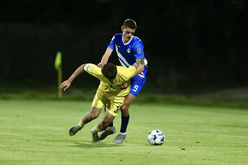 <p>Fudbaleri Sutjeske su stigli do šeste titule prvaka Crne Gore u istoriji.</p>  <p>Nikšićani su večeras u Danilovgradu savladali Mladost Lob.bet 1:0 pa kolo prije kraja imaju šest bodova više od drugoplasiranog Mornara.</p>  <p>Jedini strijelac na "Stadionu braće Velašević" bio je Andrija Ražnatović koji je postigao deveti gol u šampionatu ove sezone.</p>