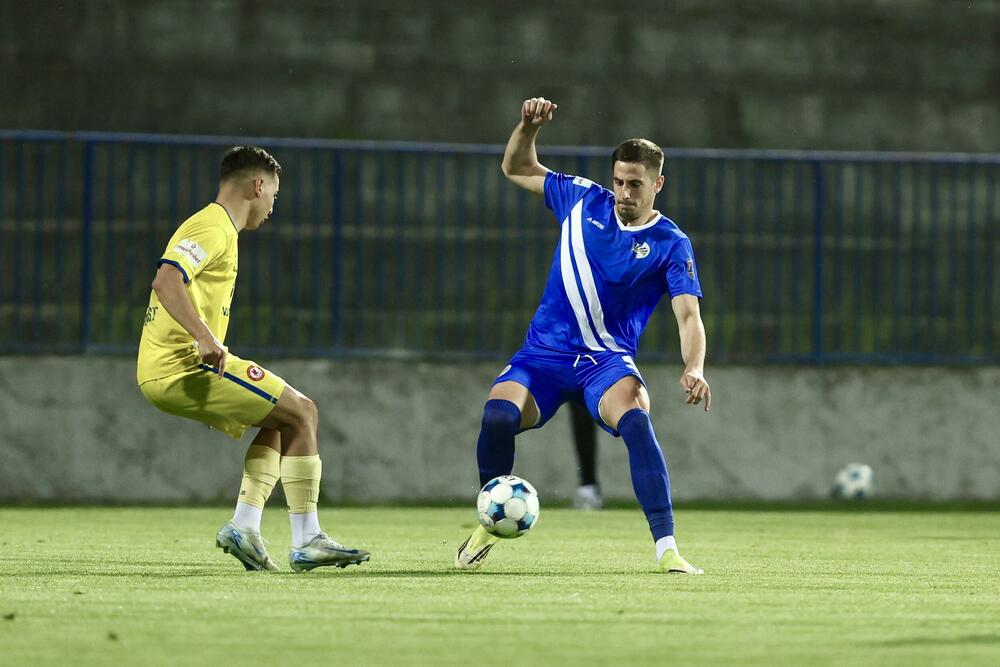 <p>Fudbaleri Sutjeske su stigli do šeste titule prvaka Crne Gore u istoriji.</p>  <p>Nikšićani su večeras u Danilovgradu savladali Mladost Lob.bet 1:0 pa kolo prije kraja imaju šest bodova više od drugoplasiranog Mornara.</p>  <p>Jedini strijelac na "Stadionu braće Velašević" bio je Andrija Ražnatović koji je postigao deveti gol u šampionatu ove sezone.</p>