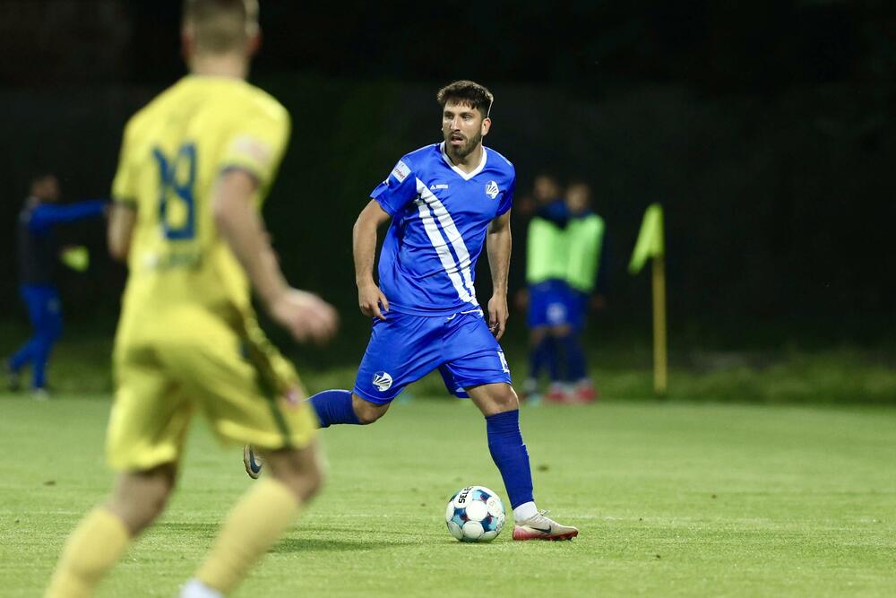 <p>Fudbaleri Sutjeske su stigli do šeste titule prvaka Crne Gore u istoriji.</p>  <p>Nikšićani su večeras u Danilovgradu savladali Mladost Lob.bet 1:0 pa kolo prije kraja imaju šest bodova više od drugoplasiranog Mornara.</p>  <p>Jedini strijelac na "Stadionu braće Velašević" bio je Andrija Ražnatović koji je postigao deveti gol u šampionatu ove sezone.</p>