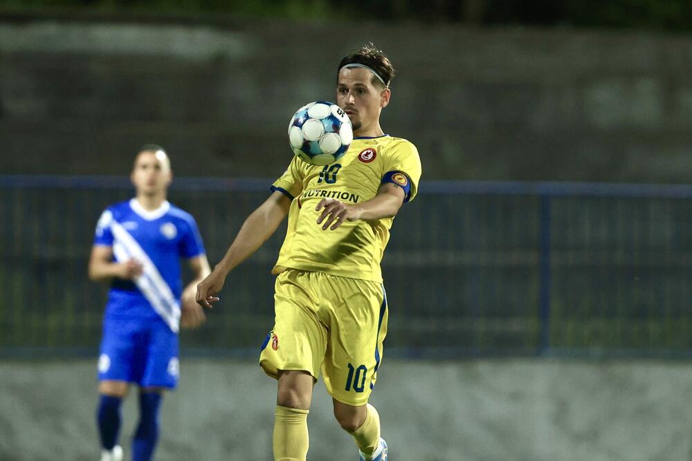 <p>Fudbaleri Sutjeske su stigli do šeste titule prvaka Crne Gore u istoriji.</p>  <p>Nikšićani su večeras u Danilovgradu savladali Mladost Lob.bet 1:0 pa kolo prije kraja imaju šest bodova više od drugoplasiranog Mornara.</p>  <p>Jedini strijelac na "Stadionu braće Velašević" bio je Andrija Ražnatović koji je postigao deveti gol u šampionatu ove sezone.</p>