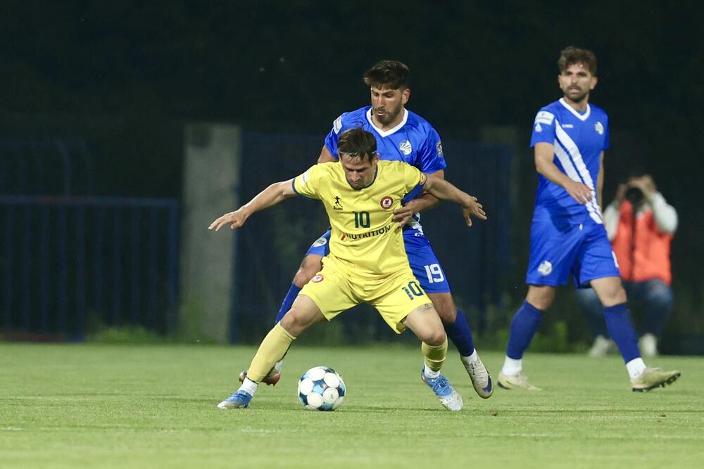 <p>Fudbaleri Sutjeske su stigli do šeste titule prvaka Crne Gore u istoriji.</p>  <p>Nikšićani su večeras u Danilovgradu savladali Mladost Lob.bet 1:0 pa kolo prije kraja imaju šest bodova više od drugoplasiranog Mornara.</p>  <p>Jedini strijelac na "Stadionu braće Velašević" bio je Andrija Ražnatović koji je postigao deveti gol u šampionatu ove sezone.</p>