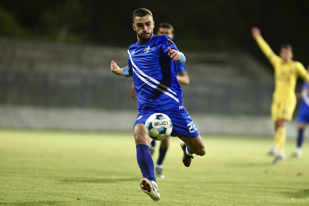 <p>Fudbaleri Sutjeske su stigli do šeste titule prvaka Crne Gore u istoriji.</p>  <p>Nikšićani su večeras u Danilovgradu savladali Mladost Lob.bet 1:0 pa kolo prije kraja imaju šest bodova više od drugoplasiranog Mornara.</p>  <p>Jedini strijelac na "Stadionu braće Velašević" bio je Andrija Ražnatović koji je postigao deveti gol u šampionatu ove sezone.</p>