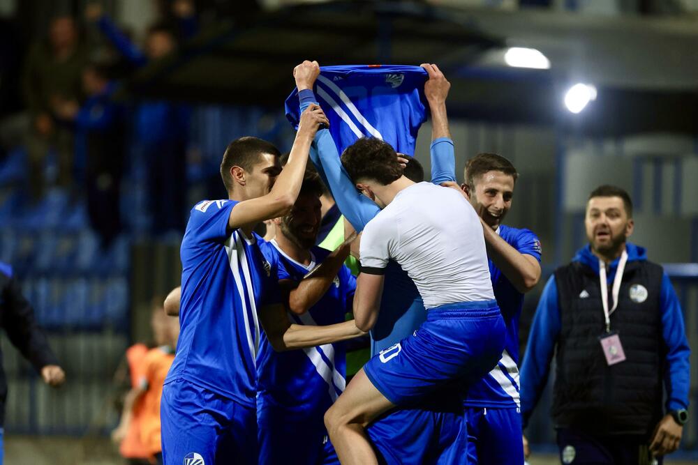 <p>Fudbaleri Sutjeske su stigli do šeste titule prvaka Crne Gore u istoriji.</p>  <p>Nikšićani su večeras u Danilovgradu savladali Mladost Lob.bet 1:0 pa kolo prije kraja imaju šest bodova više od drugoplasiranog Mornara.</p>  <p>Jedini strijelac na "Stadionu braće Velašević" bio je Andrija Ražnatović koji je postigao deveti gol u šampionatu ove sezone.</p>