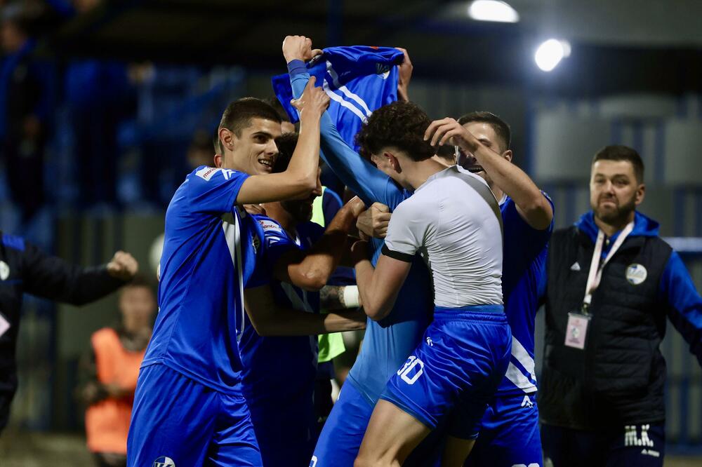 <p>Fudbaleri Sutjeske su stigli do šeste titule prvaka Crne Gore u istoriji.</p>  <p>Nikšićani su večeras u Danilovgradu savladali Mladost Lob.bet 1:0 pa kolo prije kraja imaju šest bodova više od drugoplasiranog Mornara.</p>  <p>Jedini strijelac na "Stadionu braće Velašević" bio je Andrija Ražnatović koji je postigao deveti gol u šampionatu ove sezone.</p>