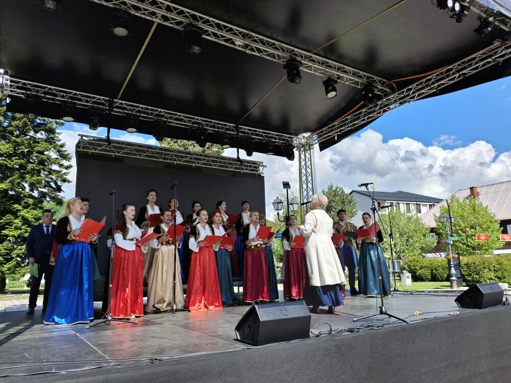 <p>Današnjoj svečanosti, kada je riječ o lokalnim funkcionerima, prisustvovali su jedino predsjednik Skupštine opštine (SO) Vasilije Bulatović i predsjednik Opštine Petko Bakić. Njihove čestitke sugrađanima pročitane su na početku programa Na koktelu su bili i odbornici opozicije, dok su odbornici vladajuće većine uglavnom izostali, kao i potpredsjednici Opštine</p>