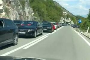 Ogromne kolone automobila na putu od Podgorice ka Cetinju