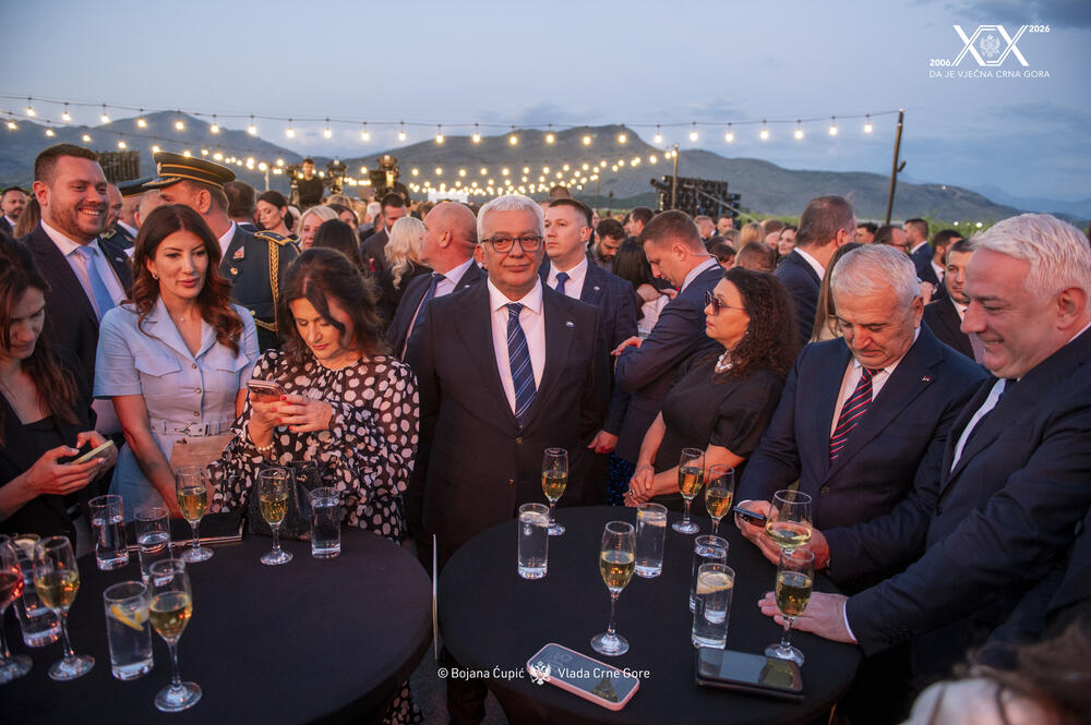 <p>Sinoć je premijer Milojko Spajić u vinogradu &bdquo;13. jul Plantaže&ldquo; organizovao svečani prijem povodom 20 godina od odnove nezavisnosti. Prijemu su, između ostalih, prisustvovali predsjednik države Jakov Milatović, članovi Vlade, predsjednik Skupštine Andrija Mandić, evropska komesarka Marta Kos, Izvjestilac za Crnu Goru u Evropskom parlamentu Marjan Šarec.bivši predsjednici države Milo Đukanović i Filip Vujanović, nekadašnji premijer Duško Marković, predstavnici parlamentarnih političkih partija, ambasadori, glavni specijalni tužilac i vrhovni državni tužilac Vladimir Novović i Milorad Marković, predsjednica Vrhovnog suda Valentina Pavličić, prestolonasljednik princ Nikola Petrović Njegoš. Događaju su, takođe, prisustvovali pojedini predsjednici opština, direktor Uprave policije Lazar Šćepanović, načelnik generalštaba Miodrag Vuksanović, predstavnici medija, Srpske pravoslavne crkve, Crnogorske pravoslavne crkve, Islamske zajednice, Katoličke crkve i Jevrejske zajednice, direktori preduzeća u državnom vlasništvu, privrednici.</p>  <p>Od gostiju iz regiona, prisutan je bio član predstedništva BiH Željko Komšić.</p>  <p>Na prijemu nije bio nekadašnji premijer Dritan Abazović (Građanski pokret URA), ali ni predstavnici njegove stranke, Demokratske narodne partije Milana Kneževića, Socijalističke narodne partije i Ujedinjene Crne Gore.</p>