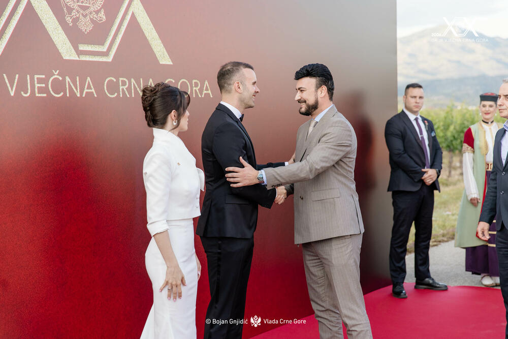 <p>Sinoć je premijer Milojko Spajić u vinogradu &bdquo;13. jul Plantaže&ldquo; organizovao svečani prijem povodom 20 godina od odnove nezavisnosti. Prijemu su, između ostalih, prisustvovali predsjednik države Jakov Milatović, članovi Vlade, predsjednik Skupštine Andrija Mandić, evropska komesarka Marta Kos, Izvjestilac za Crnu Goru u Evropskom parlamentu Marjan Šarec.bivši predsjednici države Milo Đukanović i Filip Vujanović, nekadašnji premijer Duško Marković, predstavnici parlamentarnih političkih partija, ambasadori, glavni specijalni tužilac i vrhovni državni tužilac Vladimir Novović i Milorad Marković, predsjednica Vrhovnog suda Valentina Pavličić, prestolonasljednik princ Nikola Petrović Njegoš. Događaju su, takođe, prisustvovali pojedini predsjednici opština, direktor Uprave policije Lazar Šćepanović, načelnik generalštaba Miodrag Vuksanović, predstavnici medija, Srpske pravoslavne crkve, Crnogorske pravoslavne crkve, Islamske zajednice, Katoličke crkve i Jevrejske zajednice, direktori preduzeća u državnom vlasništvu, privrednici.</p>  <p>Od gostiju iz regiona, prisutan je bio član predstedništva BiH Željko Komšić.</p>  <p>Na prijemu nije bio nekadašnji premijer Dritan Abazović (Građanski pokret URA), ali ni predstavnici njegove stranke, Demokratske narodne partije Milana Kneževića, Socijalističke narodne partije i Ujedinjene Crne Gore.</p>