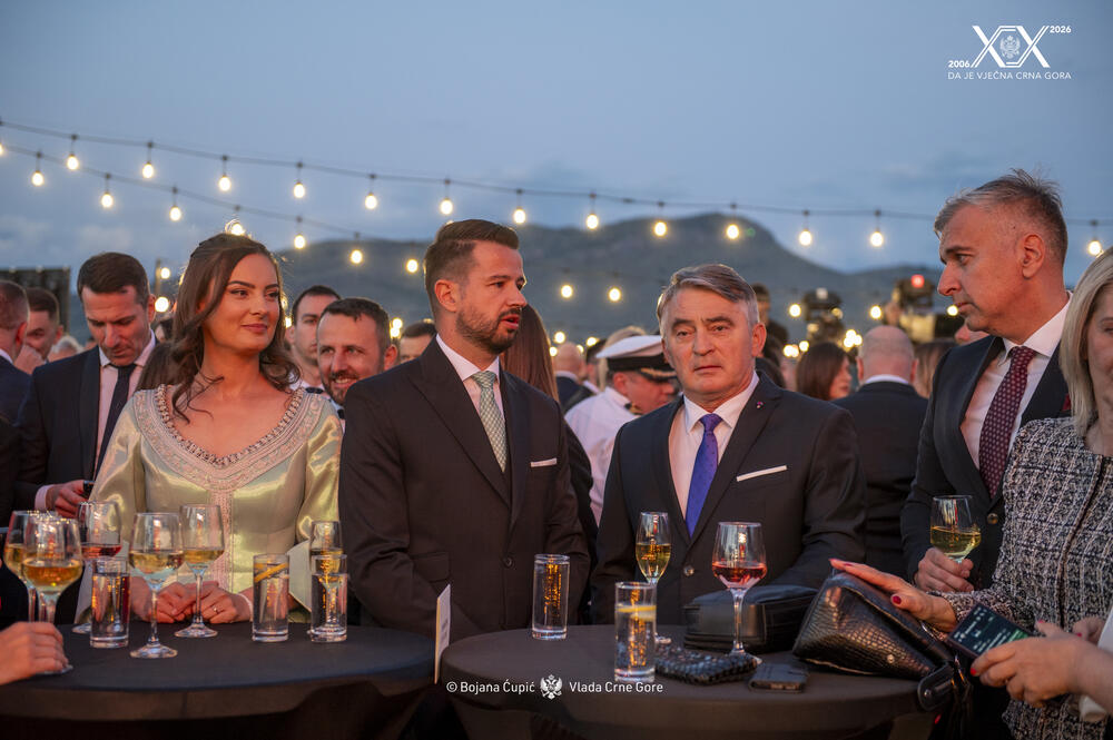 <p>Sinoć je premijer Milojko Spajić u vinogradu &bdquo;13. jul Plantaže&ldquo; organizovao svečani prijem povodom 20 godina od odnove nezavisnosti. Prijemu su, između ostalih, prisustvovali predsjednik države Jakov Milatović, članovi Vlade, predsjednik Skupštine Andrija Mandić, evropska komesarka Marta Kos, Izvjestilac za Crnu Goru u Evropskom parlamentu Marjan Šarec.bivši predsjednici države Milo Đukanović i Filip Vujanović, nekadašnji premijer Duško Marković, predstavnici parlamentarnih političkih partija, ambasadori, glavni specijalni tužilac i vrhovni državni tužilac Vladimir Novović i Milorad Marković, predsjednica Vrhovnog suda Valentina Pavličić, prestolonasljednik princ Nikola Petrović Njegoš. Događaju su, takođe, prisustvovali pojedini predsjednici opština, direktor Uprave policije Lazar Šćepanović, načelnik generalštaba Miodrag Vuksanović, predstavnici medija, Srpske pravoslavne crkve, Crnogorske pravoslavne crkve, Islamske zajednice, Katoličke crkve i Jevrejske zajednice, direktori preduzeća u državnom vlasništvu, privrednici.</p>  <p>Od gostiju iz regiona, prisutan je bio član predstedništva BiH Željko Komšić.</p>  <p>Na prijemu nije bio nekadašnji premijer Dritan Abazović (Građanski pokret URA), ali ni predstavnici njegove stranke, Demokratske narodne partije Milana Kneževića, Socijalističke narodne partije i Ujedinjene Crne Gore.</p>