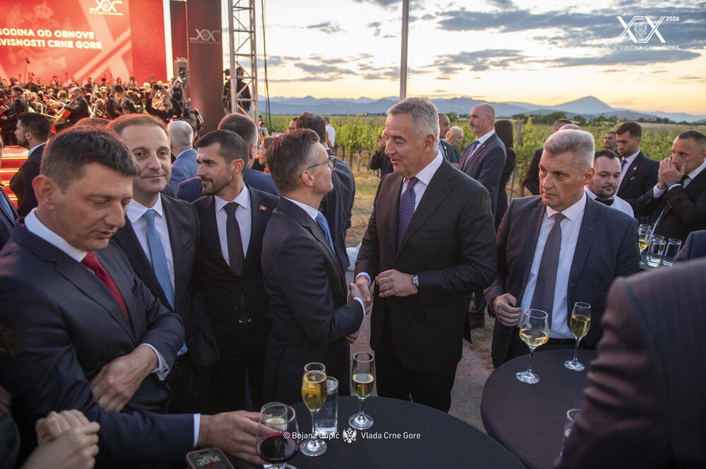 <p>Sinoć je premijer Milojko Spajić u vinogradu &bdquo;13. jul Plantaže&ldquo; organizovao svečani prijem povodom 20 godina od odnove nezavisnosti. Prijemu su, između ostalih, prisustvovali predsjednik države Jakov Milatović, članovi Vlade, predsjednik Skupštine Andrija Mandić, evropska komesarka Marta Kos, Izvjestilac za Crnu Goru u Evropskom parlamentu Marjan Šarec.bivši predsjednici države Milo Đukanović i Filip Vujanović, nekadašnji premijer Duško Marković, predstavnici parlamentarnih političkih partija, ambasadori, glavni specijalni tužilac i vrhovni državni tužilac Vladimir Novović i Milorad Marković, predsjednica Vrhovnog suda Valentina Pavličić, prestolonasljednik princ Nikola Petrović Njegoš. Događaju su, takođe, prisustvovali pojedini predsjednici opština, direktor Uprave policije Lazar Šćepanović, načelnik generalštaba Miodrag Vuksanović, predstavnici medija, Srpske pravoslavne crkve, Crnogorske pravoslavne crkve, Islamske zajednice, Katoličke crkve i Jevrejske zajednice, direktori preduzeća u državnom vlasništvu, privrednici.</p>  <p>Od gostiju iz regiona, prisutan je bio član predstedništva BiH Željko Komšić.</p>  <p>Na prijemu nije bio nekadašnji premijer Dritan Abazović (Građanski pokret URA), ali ni predstavnici njegove stranke, Demokratske narodne partije Milana Kneževića, Socijalističke narodne partije i Ujedinjene Crne Gore.</p>