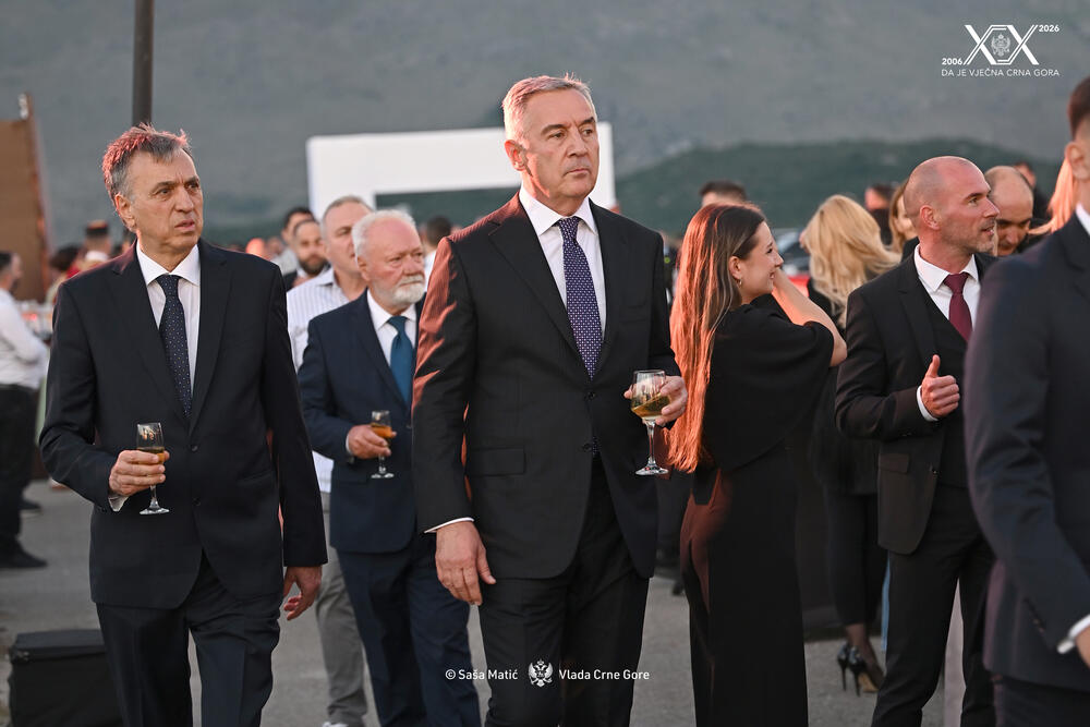 <p>Sinoć je premijer Milojko Spajić u vinogradu &bdquo;13. jul Plantaže&ldquo; organizovao svečani prijem povodom 20 godina od odnove nezavisnosti. Prijemu su, između ostalih, prisustvovali predsjednik države Jakov Milatović, članovi Vlade, predsjednik Skupštine Andrija Mandić, evropska komesarka Marta Kos, Izvjestilac za Crnu Goru u Evropskom parlamentu Marjan Šarec.bivši predsjednici države Milo Đukanović i Filip Vujanović, nekadašnji premijer Duško Marković, predstavnici parlamentarnih političkih partija, ambasadori, glavni specijalni tužilac i vrhovni državni tužilac Vladimir Novović i Milorad Marković, predsjednica Vrhovnog suda Valentina Pavličić, prestolonasljednik princ Nikola Petrović Njegoš. Događaju su, takođe, prisustvovali pojedini predsjednici opština, direktor Uprave policije Lazar Šćepanović, načelnik generalštaba Miodrag Vuksanović, predstavnici medija, Srpske pravoslavne crkve, Crnogorske pravoslavne crkve, Islamske zajednice, Katoličke crkve i Jevrejske zajednice, direktori preduzeća u državnom vlasništvu, privrednici.</p>  <p>Od gostiju iz regiona, prisutan je bio član predstedništva BiH Željko Komšić.</p>  <p>Na prijemu nije bio nekadašnji premijer Dritan Abazović (Građanski pokret URA), ali ni predstavnici njegove stranke, Demokratske narodne partije Milana Kneževića, Socijalističke narodne partije i Ujedinjene Crne Gore.</p>