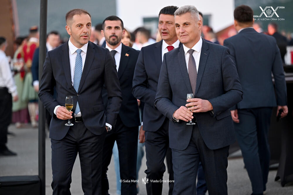 <p>Sinoć je premijer Milojko Spajić u vinogradu &bdquo;13. jul Plantaže&ldquo; organizovao svečani prijem povodom 20 godina od odnove nezavisnosti. Prijemu su, između ostalih, prisustvovali predsjednik države Jakov Milatović, članovi Vlade, predsjednik Skupštine Andrija Mandić, evropska komesarka Marta Kos, Izvjestilac za Crnu Goru u Evropskom parlamentu Marjan Šarec.bivši predsjednici države Milo Đukanović i Filip Vujanović, nekadašnji premijer Duško Marković, predstavnici parlamentarnih političkih partija, ambasadori, glavni specijalni tužilac i vrhovni državni tužilac Vladimir Novović i Milorad Marković, predsjednica Vrhovnog suda Valentina Pavličić, prestolonasljednik princ Nikola Petrović Njegoš. Događaju su, takođe, prisustvovali pojedini predsjednici opština, direktor Uprave policije Lazar Šćepanović, načelnik generalštaba Miodrag Vuksanović, predstavnici medija, Srpske pravoslavne crkve, Crnogorske pravoslavne crkve, Islamske zajednice, Katoličke crkve i Jevrejske zajednice, direktori preduzeća u državnom vlasništvu, privrednici.</p>  <p>Od gostiju iz regiona, prisutan je bio član predstedništva BiH Željko Komšić.</p>  <p>Na prijemu nije bio nekadašnji premijer Dritan Abazović (Građanski pokret URA), ali ni predstavnici njegove stranke, Demokratske narodne partije Milana Kneževića, Socijalističke narodne partije i Ujedinjene Crne Gore.</p>