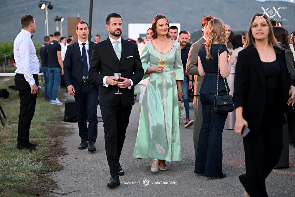 <p>Sinoć je premijer Milojko Spajić u vinogradu &bdquo;13. jul Plantaže&ldquo; organizovao svečani prijem povodom 20 godina od odnove nezavisnosti. Prijemu su, između ostalih, prisustvovali predsjednik države Jakov Milatović, članovi Vlade, predsjednik Skupštine Andrija Mandić, evropska komesarka Marta Kos, Izvjestilac za Crnu Goru u Evropskom parlamentu Marjan Šarec.bivši predsjednici države Milo Đukanović i Filip Vujanović, nekadašnji premijer Duško Marković, predstavnici parlamentarnih političkih partija, ambasadori, glavni specijalni tužilac i vrhovni državni tužilac Vladimir Novović i Milorad Marković, predsjednica Vrhovnog suda Valentina Pavličić, prestolonasljednik princ Nikola Petrović Njegoš. Događaju su, takođe, prisustvovali pojedini predsjednici opština, direktor Uprave policije Lazar Šćepanović, načelnik generalštaba Miodrag Vuksanović, predstavnici medija, Srpske pravoslavne crkve, Crnogorske pravoslavne crkve, Islamske zajednice, Katoličke crkve i Jevrejske zajednice, direktori preduzeća u državnom vlasništvu, privrednici.</p>  <p>Od gostiju iz regiona, prisutan je bio član predstedništva BiH Željko Komšić.</p>  <p>Na prijemu nije bio nekadašnji premijer Dritan Abazović (Građanski pokret URA), ali ni predstavnici njegove stranke, Demokratske narodne partije Milana Kneževića, Socijalističke narodne partije i Ujedinjene Crne Gore.</p>