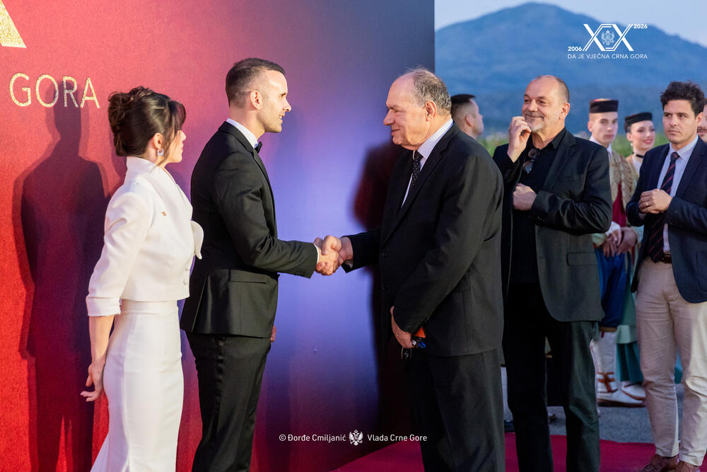 <p>Sinoć je premijer Milojko Spajić u vinogradu &bdquo;13. jul Plantaže&ldquo; organizovao svečani prijem povodom 20 godina od odnove nezavisnosti. Prijemu su, između ostalih, prisustvovali predsjednik države Jakov Milatović, članovi Vlade, predsjednik Skupštine Andrija Mandić, evropska komesarka Marta Kos, Izvjestilac za Crnu Goru u Evropskom parlamentu Marjan Šarec.bivši predsjednici države Milo Đukanović i Filip Vujanović, nekadašnji premijer Duško Marković, predstavnici parlamentarnih političkih partija, ambasadori, glavni specijalni tužilac i vrhovni državni tužilac Vladimir Novović i Milorad Marković, predsjednica Vrhovnog suda Valentina Pavličić, prestolonasljednik princ Nikola Petrović Njegoš. Događaju su, takođe, prisustvovali pojedini predsjednici opština, direktor Uprave policije Lazar Šćepanović, načelnik generalštaba Miodrag Vuksanović, predstavnici medija, Srpske pravoslavne crkve, Crnogorske pravoslavne crkve, Islamske zajednice, Katoličke crkve i Jevrejske zajednice, direktori preduzeća u državnom vlasništvu, privrednici.</p>  <p>Od gostiju iz regiona, prisutan je bio član predstedništva BiH Željko Komšić.</p>  <p>Na prijemu nije bio nekadašnji premijer Dritan Abazović (Građanski pokret URA), ali ni predstavnici njegove stranke, Demokratske narodne partije Milana Kneževića, Socijalističke narodne partije i Ujedinjene Crne Gore.</p>