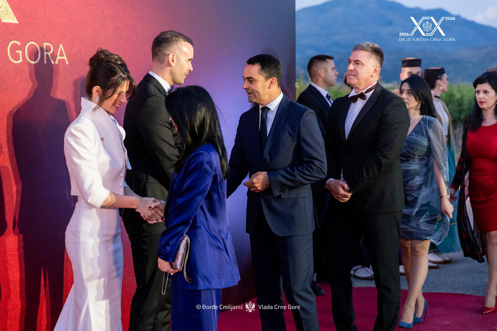 <p>Sinoć je premijer Milojko Spajić u vinogradu &bdquo;13. jul Plantaže&ldquo; organizovao svečani prijem povodom 20 godina od odnove nezavisnosti. Prijemu su, između ostalih, prisustvovali predsjednik države Jakov Milatović, članovi Vlade, predsjednik Skupštine Andrija Mandić, evropska komesarka Marta Kos, Izvjestilac za Crnu Goru u Evropskom parlamentu Marjan Šarec.bivši predsjednici države Milo Đukanović i Filip Vujanović, nekadašnji premijer Duško Marković, predstavnici parlamentarnih političkih partija, ambasadori, glavni specijalni tužilac i vrhovni državni tužilac Vladimir Novović i Milorad Marković, predsjednica Vrhovnog suda Valentina Pavličić, prestolonasljednik princ Nikola Petrović Njegoš. Događaju su, takođe, prisustvovali pojedini predsjednici opština, direktor Uprave policije Lazar Šćepanović, načelnik generalštaba Miodrag Vuksanović, predstavnici medija, Srpske pravoslavne crkve, Crnogorske pravoslavne crkve, Islamske zajednice, Katoličke crkve i Jevrejske zajednice, direktori preduzeća u državnom vlasništvu, privrednici.</p>  <p>Od gostiju iz regiona, prisutan je bio član predstedništva BiH Željko Komšić.</p>  <p>Na prijemu nije bio nekadašnji premijer Dritan Abazović (Građanski pokret URA), ali ni predstavnici njegove stranke, Demokratske narodne partije Milana Kneževića, Socijalističke narodne partije i Ujedinjene Crne Gore.</p>