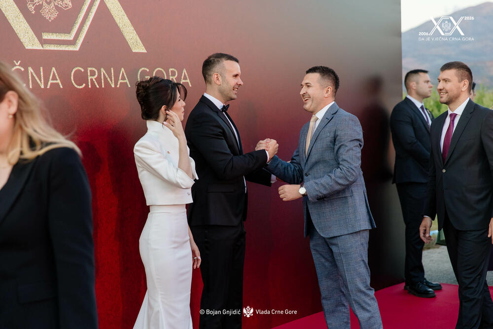 <p>Sinoć je premijer Milojko Spajić u vinogradu &bdquo;13. jul Plantaže&ldquo; organizovao svečani prijem povodom 20 godina od odnove nezavisnosti. Prijemu su, između ostalih, prisustvovali predsjednik države Jakov Milatović, članovi Vlade, predsjednik Skupštine Andrija Mandić, evropska komesarka Marta Kos, Izvjestilac za Crnu Goru u Evropskom parlamentu Marjan Šarec.bivši predsjednici države Milo Đukanović i Filip Vujanović, nekadašnji premijer Duško Marković, predstavnici parlamentarnih političkih partija, ambasadori, glavni specijalni tužilac i vrhovni državni tužilac Vladimir Novović i Milorad Marković, predsjednica Vrhovnog suda Valentina Pavličić, prestolonasljednik princ Nikola Petrović Njegoš. Događaju su, takođe, prisustvovali pojedini predsjednici opština, direktor Uprave policije Lazar Šćepanović, načelnik generalštaba Miodrag Vuksanović, predstavnici medija, Srpske pravoslavne crkve, Crnogorske pravoslavne crkve, Islamske zajednice, Katoličke crkve i Jevrejske zajednice, direktori preduzeća u državnom vlasništvu, privrednici.</p>  <p>Od gostiju iz regiona, prisutan je bio član predstedništva BiH Željko Komšić.</p>  <p>Na prijemu nije bio nekadašnji premijer Dritan Abazović (Građanski pokret URA), ali ni predstavnici njegove stranke, Demokratske narodne partije Milana Kneževića, Socijalističke narodne partije i Ujedinjene Crne Gore.</p>