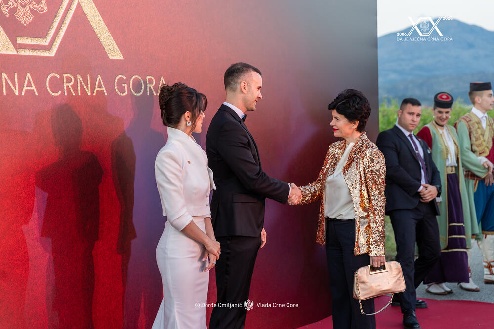 <p>Sinoć je premijer Milojko Spajić u vinogradu &bdquo;13. jul Plantaže&ldquo; organizovao svečani prijem povodom 20 godina od odnove nezavisnosti. Prijemu su, između ostalih, prisustvovali predsjednik države Jakov Milatović, članovi Vlade, predsjednik Skupštine Andrija Mandić, evropska komesarka Marta Kos, Izvjestilac za Crnu Goru u Evropskom parlamentu Marjan Šarec.bivši predsjednici države Milo Đukanović i Filip Vujanović, nekadašnji premijer Duško Marković, predstavnici parlamentarnih političkih partija, ambasadori, glavni specijalni tužilac i vrhovni državni tužilac Vladimir Novović i Milorad Marković, predsjednica Vrhovnog suda Valentina Pavličić, prestolonasljednik princ Nikola Petrović Njegoš. Događaju su, takođe, prisustvovali pojedini predsjednici opština, direktor Uprave policije Lazar Šćepanović, načelnik generalštaba Miodrag Vuksanović, predstavnici medija, Srpske pravoslavne crkve, Crnogorske pravoslavne crkve, Islamske zajednice, Katoličke crkve i Jevrejske zajednice, direktori preduzeća u državnom vlasništvu, privrednici.</p>  <p>Od gostiju iz regiona, prisutan je bio član predstedništva BiH Željko Komšić.</p>  <p>Na prijemu nije bio nekadašnji premijer Dritan Abazović (Građanski pokret URA), ali ni predstavnici njegove stranke, Demokratske narodne partije Milana Kneževića, Socijalističke narodne partije i Ujedinjene Crne Gore.</p>