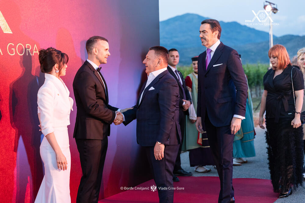 <p>Sinoć je premijer Milojko Spajić u vinogradu &bdquo;13. jul Plantaže&ldquo; organizovao svečani prijem povodom 20 godina od odnove nezavisnosti. Prijemu su, između ostalih, prisustvovali predsjednik države Jakov Milatović, članovi Vlade, predsjednik Skupštine Andrija Mandić, evropska komesarka Marta Kos, Izvjestilac za Crnu Goru u Evropskom parlamentu Marjan Šarec.bivši predsjednici države Milo Đukanović i Filip Vujanović, nekadašnji premijer Duško Marković, predstavnici parlamentarnih političkih partija, ambasadori, glavni specijalni tužilac i vrhovni državni tužilac Vladimir Novović i Milorad Marković, predsjednica Vrhovnog suda Valentina Pavličić, prestolonasljednik princ Nikola Petrović Njegoš. Događaju su, takođe, prisustvovali pojedini predsjednici opština, direktor Uprave policije Lazar Šćepanović, načelnik generalštaba Miodrag Vuksanović, predstavnici medija, Srpske pravoslavne crkve, Crnogorske pravoslavne crkve, Islamske zajednice, Katoličke crkve i Jevrejske zajednice, direktori preduzeća u državnom vlasništvu, privrednici.</p>  <p>Od gostiju iz regiona, prisutan je bio član predstedništva BiH Željko Komšić.</p>  <p>Na prijemu nije bio nekadašnji premijer Dritan Abazović (Građanski pokret URA), ali ni predstavnici njegove stranke, Demokratske narodne partije Milana Kneževića, Socijalističke narodne partije i Ujedinjene Crne Gore.</p>