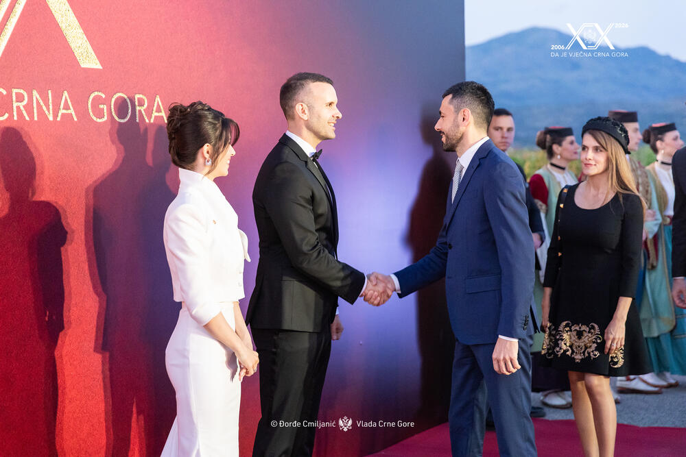 <p>Sinoć je premijer Milojko Spajić u vinogradu &bdquo;13. jul Plantaže&ldquo; organizovao svečani prijem povodom 20 godina od odnove nezavisnosti. Prijemu su, između ostalih, prisustvovali predsjednik države Jakov Milatović, članovi Vlade, predsjednik Skupštine Andrija Mandić, evropska komesarka Marta Kos, Izvjestilac za Crnu Goru u Evropskom parlamentu Marjan Šarec.bivši predsjednici države Milo Đukanović i Filip Vujanović, nekadašnji premijer Duško Marković, predstavnici parlamentarnih političkih partija, ambasadori, glavni specijalni tužilac i vrhovni državni tužilac Vladimir Novović i Milorad Marković, predsjednica Vrhovnog suda Valentina Pavličić, prestolonasljednik princ Nikola Petrović Njegoš. Događaju su, takođe, prisustvovali pojedini predsjednici opština, direktor Uprave policije Lazar Šćepanović, načelnik generalštaba Miodrag Vuksanović, predstavnici medija, Srpske pravoslavne crkve, Crnogorske pravoslavne crkve, Islamske zajednice, Katoličke crkve i Jevrejske zajednice, direktori preduzeća u državnom vlasništvu, privrednici.</p>  <p>Od gostiju iz regiona, prisutan je bio član predstedništva BiH Željko Komšić.</p>  <p>Na prijemu nije bio nekadašnji premijer Dritan Abazović (Građanski pokret URA), ali ni predstavnici njegove stranke, Demokratske narodne partije Milana Kneževića, Socijalističke narodne partije i Ujedinjene Crne Gore.</p>