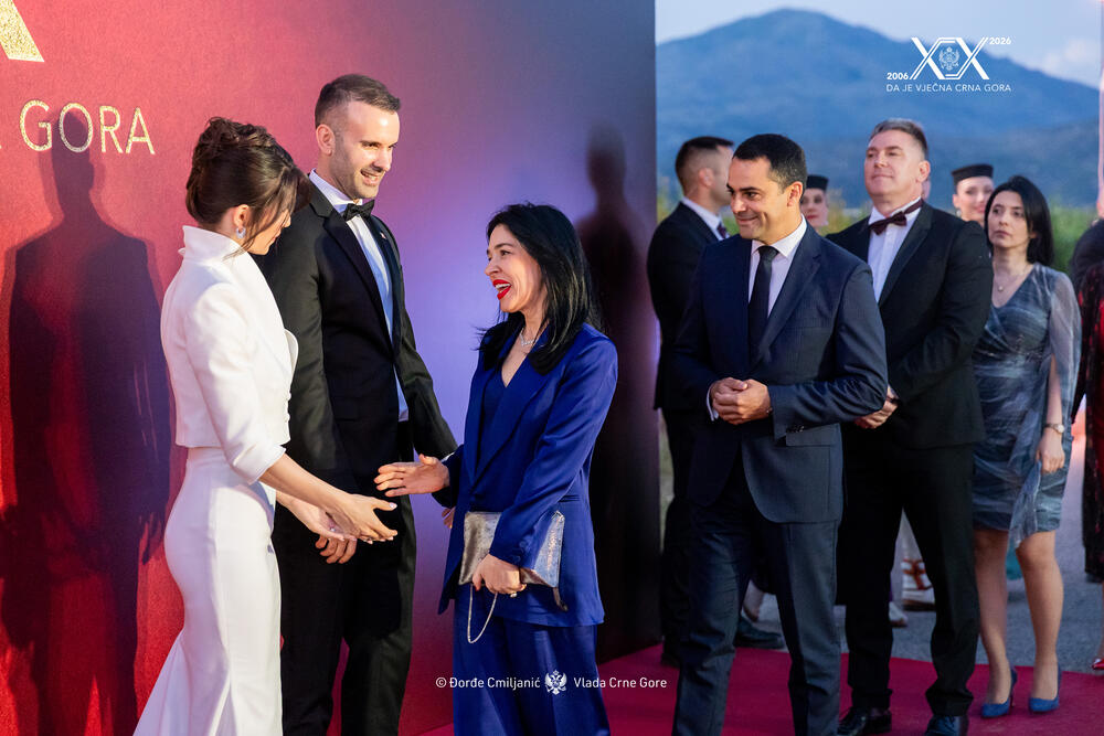 <p>Sinoć je premijer Milojko Spajić u vinogradu &bdquo;13. jul Plantaže&ldquo; organizovao svečani prijem povodom 20 godina od odnove nezavisnosti. Prijemu su, između ostalih, prisustvovali predsjednik države Jakov Milatović, članovi Vlade, predsjednik Skupštine Andrija Mandić, evropska komesarka Marta Kos, Izvjestilac za Crnu Goru u Evropskom parlamentu Marjan Šarec.bivši predsjednici države Milo Đukanović i Filip Vujanović, nekadašnji premijer Duško Marković, predstavnici parlamentarnih političkih partija, ambasadori, glavni specijalni tužilac i vrhovni državni tužilac Vladimir Novović i Milorad Marković, predsjednica Vrhovnog suda Valentina Pavličić, prestolonasljednik princ Nikola Petrović Njegoš. Događaju su, takođe, prisustvovali pojedini predsjednici opština, direktor Uprave policije Lazar Šćepanović, načelnik generalštaba Miodrag Vuksanović, predstavnici medija, Srpske pravoslavne crkve, Crnogorske pravoslavne crkve, Islamske zajednice, Katoličke crkve i Jevrejske zajednice, direktori preduzeća u državnom vlasništvu, privrednici.</p>  <p>Od gostiju iz regiona, prisutan je bio član predstedništva BiH Željko Komšić.</p>  <p>Na prijemu nije bio nekadašnji premijer Dritan Abazović (Građanski pokret URA), ali ni predstavnici njegove stranke, Demokratske narodne partije Milana Kneževića, Socijalističke narodne partije i Ujedinjene Crne Gore.</p>
