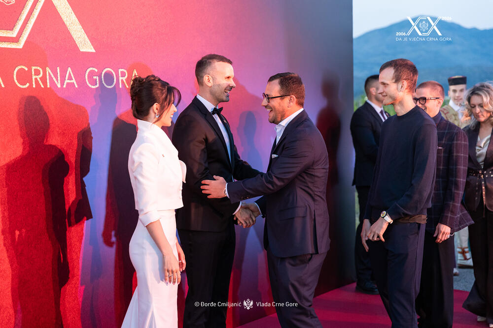 <p>Sinoć je premijer Milojko Spajić u vinogradu &bdquo;13. jul Plantaže&ldquo; organizovao svečani prijem povodom 20 godina od odnove nezavisnosti. Prijemu su, između ostalih, prisustvovali predsjednik države Jakov Milatović, članovi Vlade, predsjednik Skupštine Andrija Mandić, evropska komesarka Marta Kos, Izvjestilac za Crnu Goru u Evropskom parlamentu Marjan Šarec.bivši predsjednici države Milo Đukanović i Filip Vujanović, nekadašnji premijer Duško Marković, predstavnici parlamentarnih političkih partija, ambasadori, glavni specijalni tužilac i vrhovni državni tužilac Vladimir Novović i Milorad Marković, predsjednica Vrhovnog suda Valentina Pavličić, prestolonasljednik princ Nikola Petrović Njegoš. Događaju su, takođe, prisustvovali pojedini predsjednici opština, direktor Uprave policije Lazar Šćepanović, načelnik generalštaba Miodrag Vuksanović, predstavnici medija, Srpske pravoslavne crkve, Crnogorske pravoslavne crkve, Islamske zajednice, Katoličke crkve i Jevrejske zajednice, direktori preduzeća u državnom vlasništvu, privrednici.</p>  <p>Od gostiju iz regiona, prisutan je bio član predstedništva BiH Željko Komšić.</p>  <p>Na prijemu nije bio nekadašnji premijer Dritan Abazović (Građanski pokret URA), ali ni predstavnici njegove stranke, Demokratske narodne partije Milana Kneževića, Socijalističke narodne partije i Ujedinjene Crne Gore.</p>