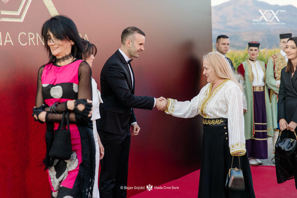 <p>Sinoć je premijer Milojko Spajić u vinogradu &bdquo;13. jul Plantaže&ldquo; organizovao svečani prijem povodom 20 godina od odnove nezavisnosti. Prijemu su, između ostalih, prisustvovali predsjednik države Jakov Milatović, članovi Vlade, predsjednik Skupštine Andrija Mandić, evropska komesarka Marta Kos, Izvjestilac za Crnu Goru u Evropskom parlamentu Marjan Šarec.bivši predsjednici države Milo Đukanović i Filip Vujanović, nekadašnji premijer Duško Marković, predstavnici parlamentarnih političkih partija, ambasadori, glavni specijalni tužilac i vrhovni državni tužilac Vladimir Novović i Milorad Marković, predsjednica Vrhovnog suda Valentina Pavličić, prestolonasljednik princ Nikola Petrović Njegoš. Događaju su, takođe, prisustvovali pojedini predsjednici opština, direktor Uprave policije Lazar Šćepanović, načelnik generalštaba Miodrag Vuksanović, predstavnici medija, Srpske pravoslavne crkve, Crnogorske pravoslavne crkve, Islamske zajednice, Katoličke crkve i Jevrejske zajednice, direktori preduzeća u državnom vlasništvu, privrednici.</p>  <p>Od gostiju iz regiona, prisutan je bio član predstedništva BiH Željko Komšić.</p>  <p>Na prijemu nije bio nekadašnji premijer Dritan Abazović (Građanski pokret URA), ali ni predstavnici njegove stranke, Demokratske narodne partije Milana Kneževića, Socijalističke narodne partije i Ujedinjene Crne Gore.</p>