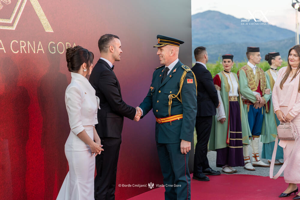 <p>Sinoć je premijer Milojko Spajić u vinogradu &bdquo;13. jul Plantaže&ldquo; organizovao svečani prijem povodom 20 godina od odnove nezavisnosti. Prijemu su, između ostalih, prisustvovali predsjednik države Jakov Milatović, članovi Vlade, predsjednik Skupštine Andrija Mandić, evropska komesarka Marta Kos, Izvjestilac za Crnu Goru u Evropskom parlamentu Marjan Šarec.bivši predsjednici države Milo Đukanović i Filip Vujanović, nekadašnji premijer Duško Marković, predstavnici parlamentarnih političkih partija, ambasadori, glavni specijalni tužilac i vrhovni državni tužilac Vladimir Novović i Milorad Marković, predsjednica Vrhovnog suda Valentina Pavličić, prestolonasljednik princ Nikola Petrović Njegoš. Događaju su, takođe, prisustvovali pojedini predsjednici opština, direktor Uprave policije Lazar Šćepanović, načelnik generalštaba Miodrag Vuksanović, predstavnici medija, Srpske pravoslavne crkve, Crnogorske pravoslavne crkve, Islamske zajednice, Katoličke crkve i Jevrejske zajednice, direktori preduzeća u državnom vlasništvu, privrednici.</p>  <p>Od gostiju iz regiona, prisutan je bio član predstedništva BiH Željko Komšić.</p>  <p>Na prijemu nije bio nekadašnji premijer Dritan Abazović (Građanski pokret URA), ali ni predstavnici njegove stranke, Demokratske narodne partije Milana Kneževića, Socijalističke narodne partije i Ujedinjene Crne Gore.</p>
