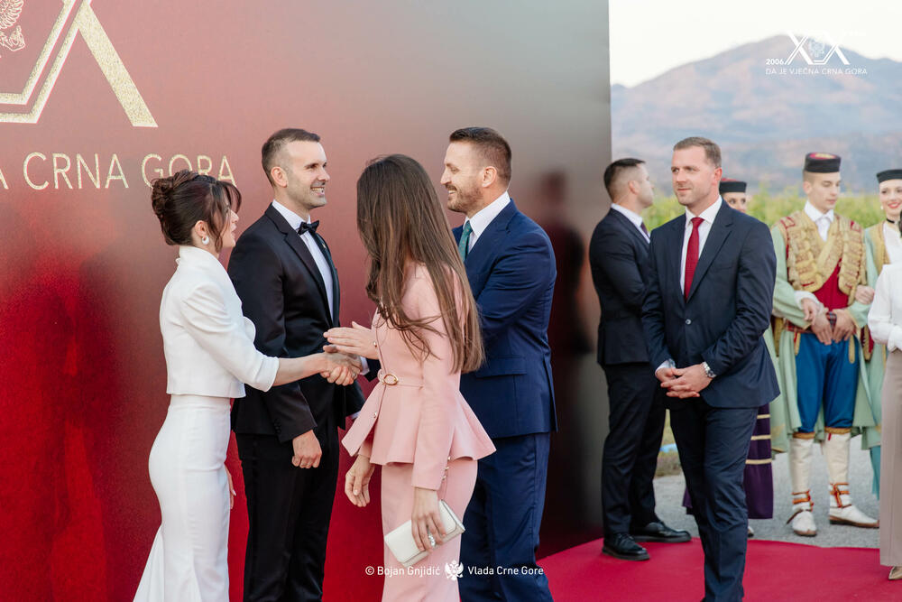 <p>Sinoć je premijer Milojko Spajić u vinogradu &bdquo;13. jul Plantaže&ldquo; organizovao svečani prijem povodom 20 godina od odnove nezavisnosti. Prijemu su, između ostalih, prisustvovali predsjednik države Jakov Milatović, članovi Vlade, predsjednik Skupštine Andrija Mandić, evropska komesarka Marta Kos, Izvjestilac za Crnu Goru u Evropskom parlamentu Marjan Šarec.bivši predsjednici države Milo Đukanović i Filip Vujanović, nekadašnji premijer Duško Marković, predstavnici parlamentarnih političkih partija, ambasadori, glavni specijalni tužilac i vrhovni državni tužilac Vladimir Novović i Milorad Marković, predsjednica Vrhovnog suda Valentina Pavličić, prestolonasljednik princ Nikola Petrović Njegoš. Događaju su, takođe, prisustvovali pojedini predsjednici opština, direktor Uprave policije Lazar Šćepanović, načelnik generalštaba Miodrag Vuksanović, predstavnici medija, Srpske pravoslavne crkve, Crnogorske pravoslavne crkve, Islamske zajednice, Katoličke crkve i Jevrejske zajednice, direktori preduzeća u državnom vlasništvu, privrednici.</p>  <p>Od gostiju iz regiona, prisutan je bio član predstedništva BiH Željko Komšić.</p>  <p>Na prijemu nije bio nekadašnji premijer Dritan Abazović (Građanski pokret URA), ali ni predstavnici njegove stranke, Demokratske narodne partije Milana Kneževića, Socijalističke narodne partije i Ujedinjene Crne Gore.</p>