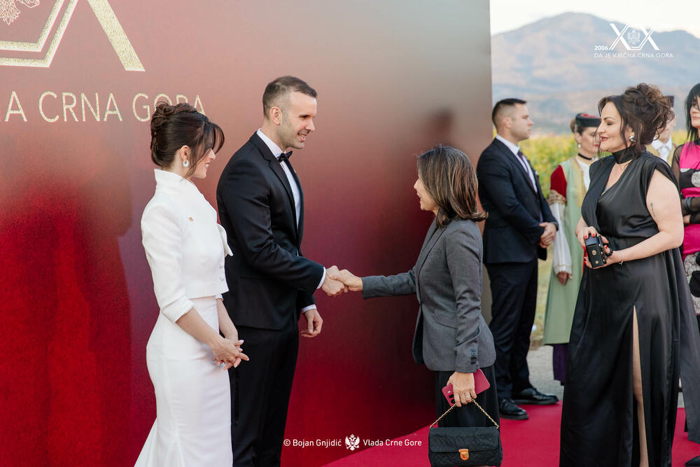 <p>Sinoć je premijer Milojko Spajić u vinogradu &bdquo;13. jul Plantaže&ldquo; organizovao svečani prijem povodom 20 godina od odnove nezavisnosti. Prijemu su, između ostalih, prisustvovali predsjednik države Jakov Milatović, članovi Vlade, predsjednik Skupštine Andrija Mandić, evropska komesarka Marta Kos, Izvjestilac za Crnu Goru u Evropskom parlamentu Marjan Šarec.bivši predsjednici države Milo Đukanović i Filip Vujanović, nekadašnji premijer Duško Marković, predstavnici parlamentarnih političkih partija, ambasadori, glavni specijalni tužilac i vrhovni državni tužilac Vladimir Novović i Milorad Marković, predsjednica Vrhovnog suda Valentina Pavličić, prestolonasljednik princ Nikola Petrović Njegoš. Događaju su, takođe, prisustvovali pojedini predsjednici opština, direktor Uprave policije Lazar Šćepanović, načelnik generalštaba Miodrag Vuksanović, predstavnici medija, Srpske pravoslavne crkve, Crnogorske pravoslavne crkve, Islamske zajednice, Katoličke crkve i Jevrejske zajednice, direktori preduzeća u državnom vlasništvu, privrednici.</p>  <p>Od gostiju iz regiona, prisutan je bio član predstedništva BiH Željko Komšić.</p>  <p>Na prijemu nije bio nekadašnji premijer Dritan Abazović (Građanski pokret URA), ali ni predstavnici njegove stranke, Demokratske narodne partije Milana Kneževića, Socijalističke narodne partije i Ujedinjene Crne Gore.</p>
