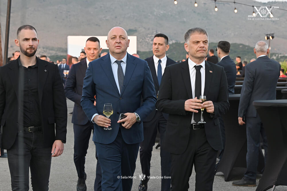 <p>Sinoć je premijer Milojko Spajić u vinogradu &bdquo;13. jul Plantaže&ldquo; organizovao svečani prijem povodom 20 godina od odnove nezavisnosti. Prijemu su, između ostalih, prisustvovali predsjednik države Jakov Milatović, članovi Vlade, predsjednik Skupštine Andrija Mandić, evropska komesarka Marta Kos, Izvjestilac za Crnu Goru u Evropskom parlamentu Marjan Šarec.bivši predsjednici države Milo Đukanović i Filip Vujanović, nekadašnji premijer Duško Marković, predstavnici parlamentarnih političkih partija, ambasadori, glavni specijalni tužilac i vrhovni državni tužilac Vladimir Novović i Milorad Marković, predsjednica Vrhovnog suda Valentina Pavličić, prestolonasljednik princ Nikola Petrović Njegoš. Događaju su, takođe, prisustvovali pojedini predsjednici opština, direktor Uprave policije Lazar Šćepanović, načelnik generalštaba Miodrag Vuksanović, predstavnici medija, Srpske pravoslavne crkve, Crnogorske pravoslavne crkve, Islamske zajednice, Katoličke crkve i Jevrejske zajednice, direktori preduzeća u državnom vlasništvu, privrednici.</p>  <p>Od gostiju iz regiona, prisutan je bio član predstedništva BiH Željko Komšić.</p>  <p>Na prijemu nije bio nekadašnji premijer Dritan Abazović (Građanski pokret URA), ali ni predstavnici njegove stranke, Demokratske narodne partije Milana Kneževića, Socijalističke narodne partije i Ujedinjene Crne Gore.</p>