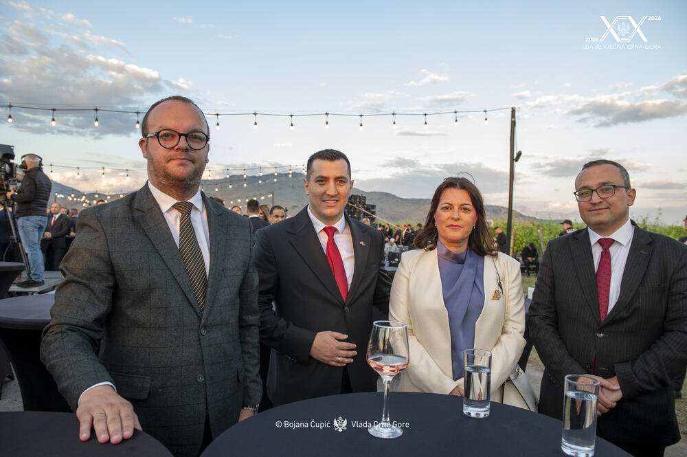 <p>Sinoć je premijer Milojko Spajić u vinogradu &bdquo;13. jul Plantaže&ldquo; organizovao svečani prijem povodom 20 godina od odnove nezavisnosti. Prijemu su, između ostalih, prisustvovali predsjednik države Jakov Milatović, članovi Vlade, predsjednik Skupštine Andrija Mandić, evropska komesarka Marta Kos, Izvjestilac za Crnu Goru u Evropskom parlamentu Marjan Šarec.bivši predsjednici države Milo Đukanović i Filip Vujanović, nekadašnji premijer Duško Marković, predstavnici parlamentarnih političkih partija, ambasadori, glavni specijalni tužilac i vrhovni državni tužilac Vladimir Novović i Milorad Marković, predsjednica Vrhovnog suda Valentina Pavličić, prestolonasljednik princ Nikola Petrović Njegoš. Događaju su, takođe, prisustvovali pojedini predsjednici opština, direktor Uprave policije Lazar Šćepanović, načelnik generalštaba Miodrag Vuksanović, predstavnici medija, Srpske pravoslavne crkve, Crnogorske pravoslavne crkve, Islamske zajednice, Katoličke crkve i Jevrejske zajednice, direktori preduzeća u državnom vlasništvu, privrednici.</p>  <p>Od gostiju iz regiona, prisutan je bio član predstedništva BiH Željko Komšić.</p>  <p>Na prijemu nije bio nekadašnji premijer Dritan Abazović (Građanski pokret URA), ali ni predstavnici njegove stranke, Demokratske narodne partije Milana Kneževića, Socijalističke narodne partije i Ujedinjene Crne Gore.</p>