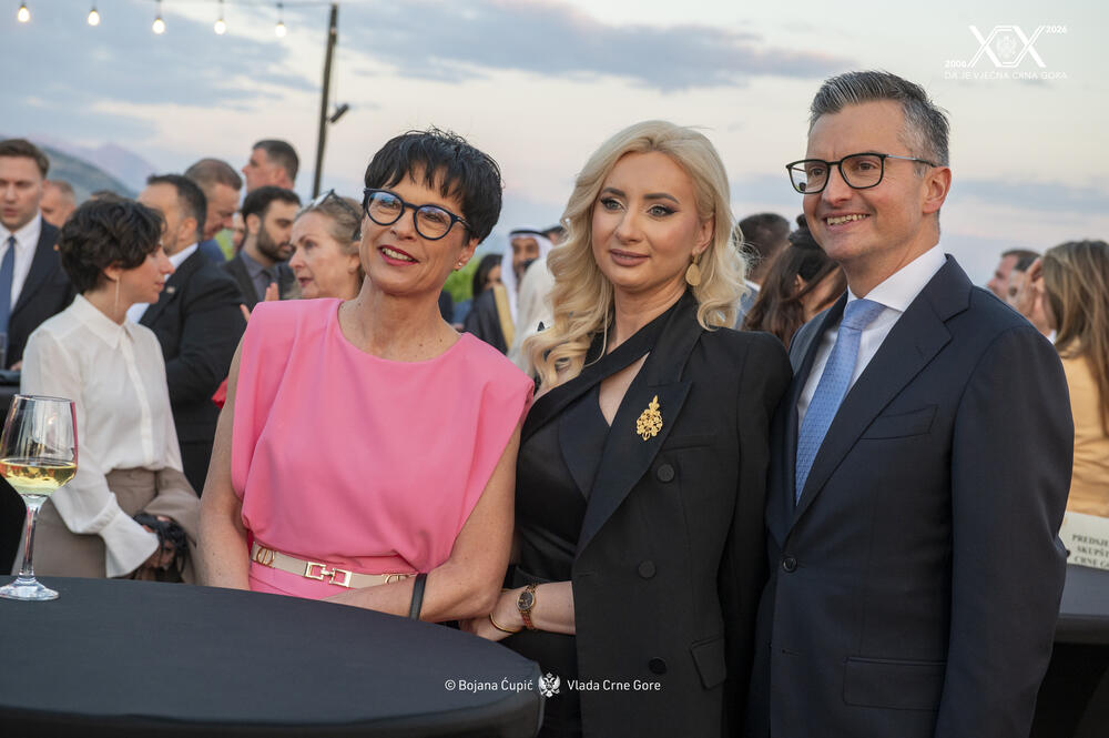 <p>Sinoć je premijer Milojko Spajić u vinogradu &bdquo;13. jul Plantaže&ldquo; organizovao svečani prijem povodom 20 godina od odnove nezavisnosti. Prijemu su, između ostalih, prisustvovali predsjednik države Jakov Milatović, članovi Vlade, predsjednik Skupštine Andrija Mandić, evropska komesarka Marta Kos, Izvjestilac za Crnu Goru u Evropskom parlamentu Marjan Šarec.bivši predsjednici države Milo Đukanović i Filip Vujanović, nekadašnji premijer Duško Marković, predstavnici parlamentarnih političkih partija, ambasadori, glavni specijalni tužilac i vrhovni državni tužilac Vladimir Novović i Milorad Marković, predsjednica Vrhovnog suda Valentina Pavličić, prestolonasljednik princ Nikola Petrović Njegoš. Događaju su, takođe, prisustvovali pojedini predsjednici opština, direktor Uprave policije Lazar Šćepanović, načelnik generalštaba Miodrag Vuksanović, predstavnici medija, Srpske pravoslavne crkve, Crnogorske pravoslavne crkve, Islamske zajednice, Katoličke crkve i Jevrejske zajednice, direktori preduzeća u državnom vlasništvu, privrednici.</p>  <p>Od gostiju iz regiona, prisutan je bio član predstedništva BiH Željko Komšić.</p>  <p>Na prijemu nije bio nekadašnji premijer Dritan Abazović (Građanski pokret URA), ali ni predstavnici njegove stranke, Demokratske narodne partije Milana Kneževića, Socijalističke narodne partije i Ujedinjene Crne Gore.</p>