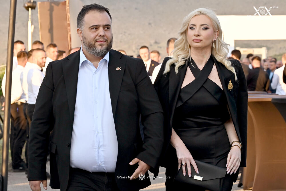 <p>Sinoć je premijer Milojko Spajić u vinogradu &bdquo;13. jul Plantaže&ldquo; organizovao svečani prijem povodom 20 godina od odnove nezavisnosti. Prijemu su, između ostalih, prisustvovali predsjednik države Jakov Milatović, članovi Vlade, predsjednik Skupštine Andrija Mandić, evropska komesarka Marta Kos, Izvjestilac za Crnu Goru u Evropskom parlamentu Marjan Šarec.bivši predsjednici države Milo Đukanović i Filip Vujanović, nekadašnji premijer Duško Marković, predstavnici parlamentarnih političkih partija, ambasadori, glavni specijalni tužilac i vrhovni državni tužilac Vladimir Novović i Milorad Marković, predsjednica Vrhovnog suda Valentina Pavličić, prestolonasljednik princ Nikola Petrović Njegoš. Događaju su, takođe, prisustvovali pojedini predsjednici opština, direktor Uprave policije Lazar Šćepanović, načelnik generalštaba Miodrag Vuksanović, predstavnici medija, Srpske pravoslavne crkve, Crnogorske pravoslavne crkve, Islamske zajednice, Katoličke crkve i Jevrejske zajednice, direktori preduzeća u državnom vlasništvu, privrednici.</p>  <p>Od gostiju iz regiona, prisutan je bio član predstedništva BiH Željko Komšić.</p>  <p>Na prijemu nije bio nekadašnji premijer Dritan Abazović (Građanski pokret URA), ali ni predstavnici njegove stranke, Demokratske narodne partije Milana Kneževića, Socijalističke narodne partije i Ujedinjene Crne Gore.</p>