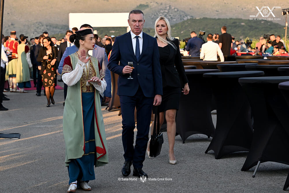 <p>Sinoć je premijer Milojko Spajić u vinogradu &bdquo;13. jul Plantaže&ldquo; organizovao svečani prijem povodom 20 godina od odnove nezavisnosti. Prijemu su, između ostalih, prisustvovali predsjednik države Jakov Milatović, članovi Vlade, predsjednik Skupštine Andrija Mandić, evropska komesarka Marta Kos, Izvjestilac za Crnu Goru u Evropskom parlamentu Marjan Šarec.bivši predsjednici države Milo Đukanović i Filip Vujanović, nekadašnji premijer Duško Marković, predstavnici parlamentarnih političkih partija, ambasadori, glavni specijalni tužilac i vrhovni državni tužilac Vladimir Novović i Milorad Marković, predsjednica Vrhovnog suda Valentina Pavličić, prestolonasljednik princ Nikola Petrović Njegoš. Događaju su, takođe, prisustvovali pojedini predsjednici opština, direktor Uprave policije Lazar Šćepanović, načelnik generalštaba Miodrag Vuksanović, predstavnici medija, Srpske pravoslavne crkve, Crnogorske pravoslavne crkve, Islamske zajednice, Katoličke crkve i Jevrejske zajednice, direktori preduzeća u državnom vlasništvu, privrednici.</p>  <p>Od gostiju iz regiona, prisutan je bio član predstedništva BiH Željko Komšić.</p>  <p>Na prijemu nije bio nekadašnji premijer Dritan Abazović (Građanski pokret URA), ali ni predstavnici njegove stranke, Demokratske narodne partije Milana Kneževića, Socijalističke narodne partije i Ujedinjene Crne Gore.</p>