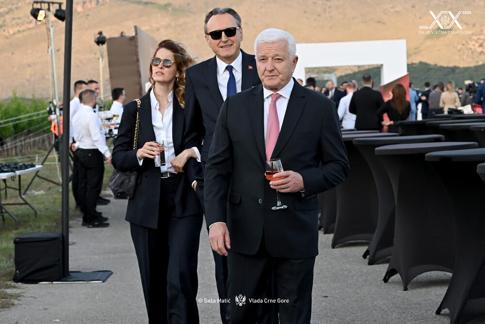 <p>Sinoć je premijer Milojko Spajić u vinogradu &bdquo;13. jul Plantaže&ldquo; organizovao svečani prijem povodom 20 godina od odnove nezavisnosti. Prijemu su, između ostalih, prisustvovali predsjednik države Jakov Milatović, članovi Vlade, predsjednik Skupštine Andrija Mandić, evropska komesarka Marta Kos, Izvjestilac za Crnu Goru u Evropskom parlamentu Marjan Šarec.bivši predsjednici države Milo Đukanović i Filip Vujanović, nekadašnji premijer Duško Marković, predstavnici parlamentarnih političkih partija, ambasadori, glavni specijalni tužilac i vrhovni državni tužilac Vladimir Novović i Milorad Marković, predsjednica Vrhovnog suda Valentina Pavličić, prestolonasljednik princ Nikola Petrović Njegoš. Događaju su, takođe, prisustvovali pojedini predsjednici opština, direktor Uprave policije Lazar Šćepanović, načelnik generalštaba Miodrag Vuksanović, predstavnici medija, Srpske pravoslavne crkve, Crnogorske pravoslavne crkve, Islamske zajednice, Katoličke crkve i Jevrejske zajednice, direktori preduzeća u državnom vlasništvu, privrednici.</p>  <p>Od gostiju iz regiona, prisutan je bio član predstedništva BiH Željko Komšić.</p>  <p>Na prijemu nije bio nekadašnji premijer Dritan Abazović (Građanski pokret URA), ali ni predstavnici njegove stranke, Demokratske narodne partije Milana Kneževića, Socijalističke narodne partije i Ujedinjene Crne Gore.</p>